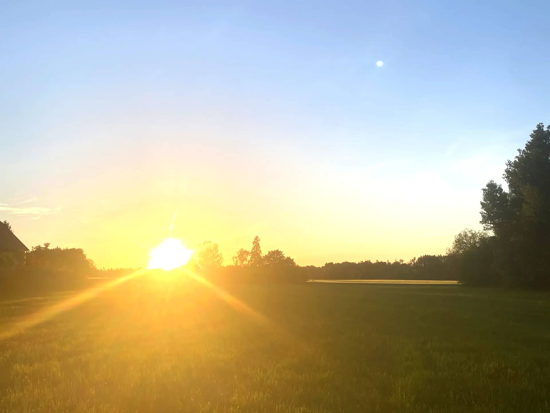 Východ slunce nad polem u Louky
